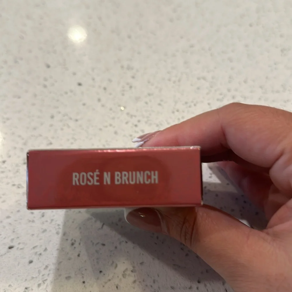 🆕 Danessa Myricks Beauty Yummy Skin Blurring Balm Powder - Rose N Brunch - Picture 3 of 5